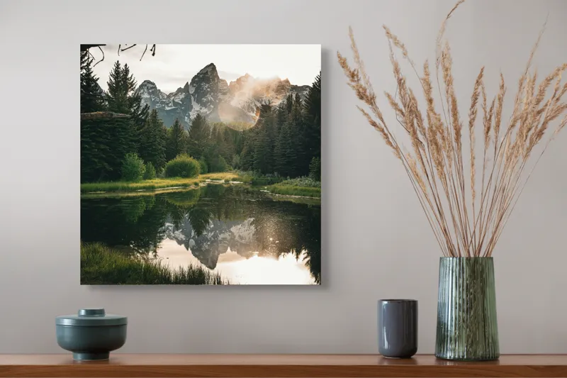 Tablou Canvas, "Reflecția munților în lac liniștit", Munte, Reflecție, Pădure, Apus, Lumină, Natură, Râu, Serenitate, Peisaj, Frumusețe, 50 x 50 cm – poza 4