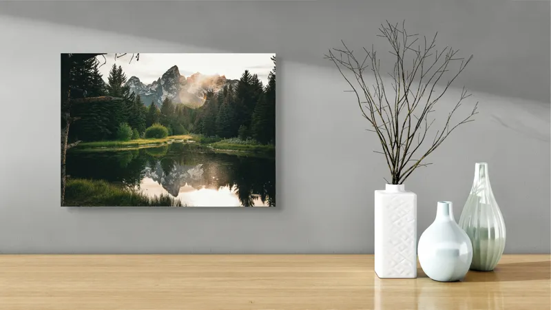 Tablou Canvas, "Reflecția munților în lac liniștit", Munte, Reflecție, Pădure, Apus, Lumină, Natură, Râu, Serenitate, Peisaj, Frumusețe, 54 x 39 cm – poza 3