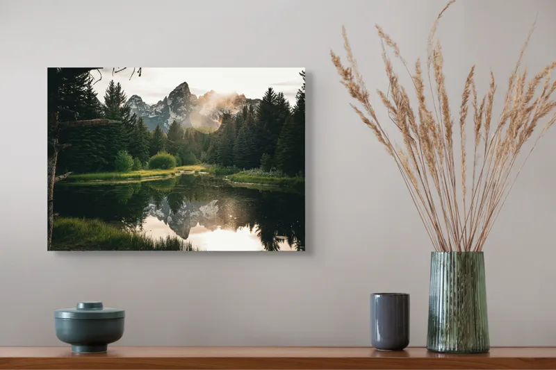 Tablou Canvas, "Reflecția munților în lac liniștit", Munte, Reflecție, Pădure, Apus, Lumină, Natură, Râu, Serenitate, Peisaj, Frumusețe, 54 x 39 cm – poza 4
