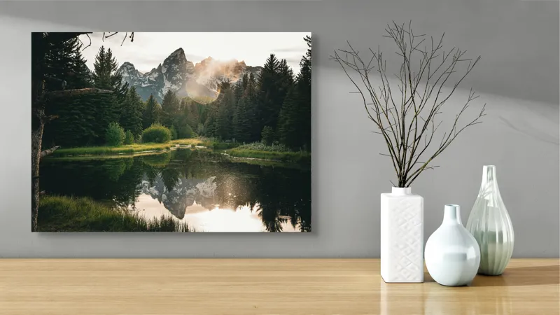 Tablou Canvas, "Reflecția munților în lac liniștit", Munte, Reflecție, Pădure, Apus, Lumină, Natură, Râu, Serenitate, Peisaj, Frumusețe, 70 x 50 cm – poza 3