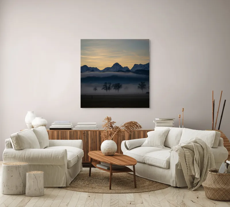 Tablou Canvas, "Norii dansând sub munții înzăpeziți", Munți, Ceață, Siluetă, Cer, Apus, Peisaj, Arbori, Liniște, Natură., 100 x 100 cm – poza 3