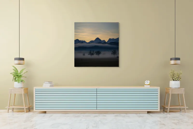 Tablou Canvas, "Norii dansând sub munții înzăpeziți", Munți, Ceață, Siluetă, Cer, Apus, Peisaj, Arbori, Liniște, Natură., 100 x 100 cm – poza 5