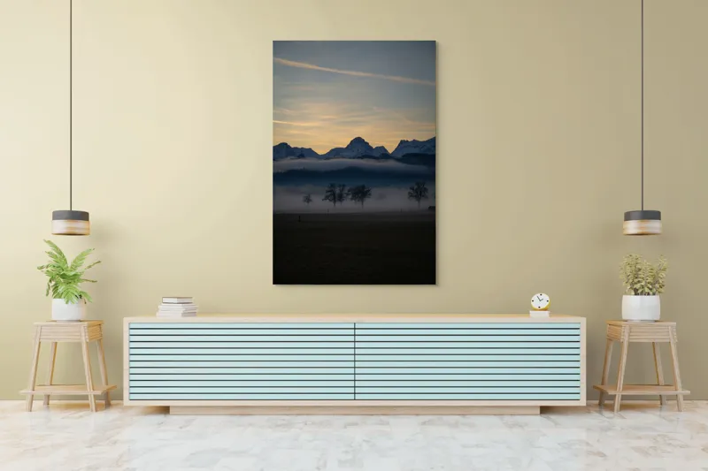 Tablou Canvas, "Norii dansând sub munții înzăpeziți", Munți, Ceață, Siluetă, Cer, Apus, Peisaj, Arbori, Liniște, Natură., 100 x 150 cm – poza 4