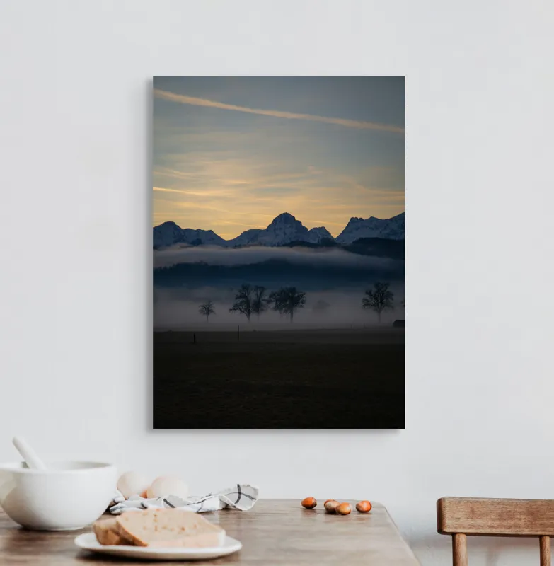 Tablou Canvas, "Norii dansând sub munții înzăpeziți", Munți, Ceață, Siluetă, Cer, Apus, Peisaj, Arbori, Liniște, Natură., 50 x 70 cm – poza 3