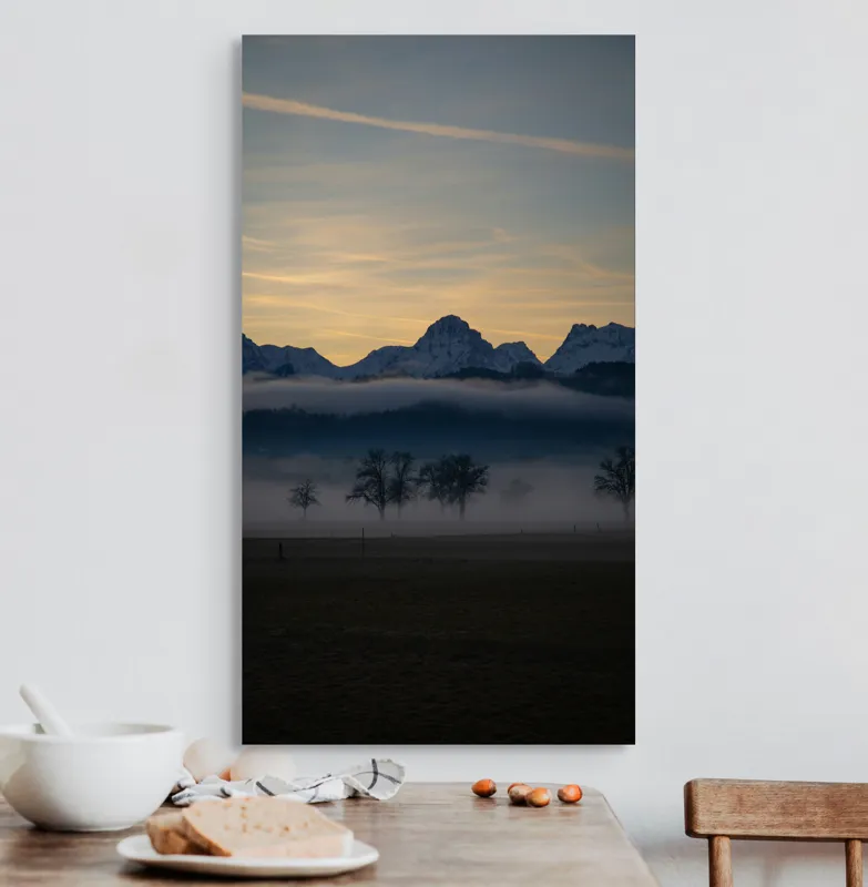 Tablou Canvas, "Norii dansând sub munții înzăpeziți", Munți, Ceață, Siluetă, Cer, Apus, Peisaj, Arbori, Liniște, Natură., 50 x 90 cm – poza 3