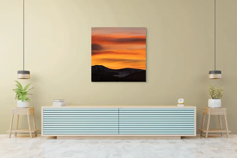 Tablou Canvas, "Aurora zorilor peste munți liniștiți", Apus, Liniște, Munți, Cer, Nori, Siluetă, Portocaliu, Umbre, 100 x 100 cm – poza 5