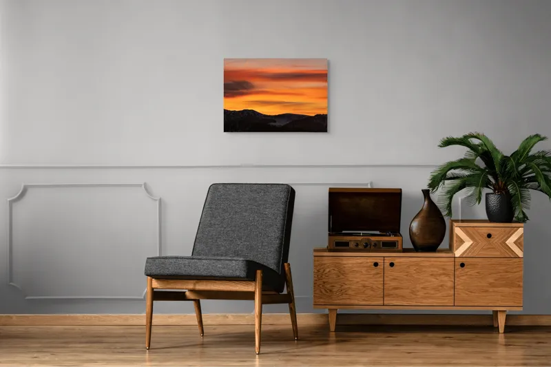 Tablou Canvas, "Aurora zorilor peste munți liniștiți", Apus, Liniște, Munți, Cer, Nori, Siluetă, Portocaliu, Umbre, 70 x 50 cm – poza 4