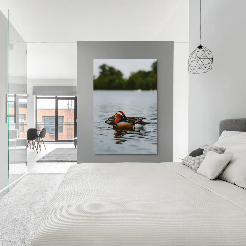 Tablou Canvas, "Rațe mandarine pe lac liniștit", Rațe, Apă, Lac, Pădure, Natură, Pene, Calm, Reflexie, Verde, Plutire, 100 x 150 cm – poza 5