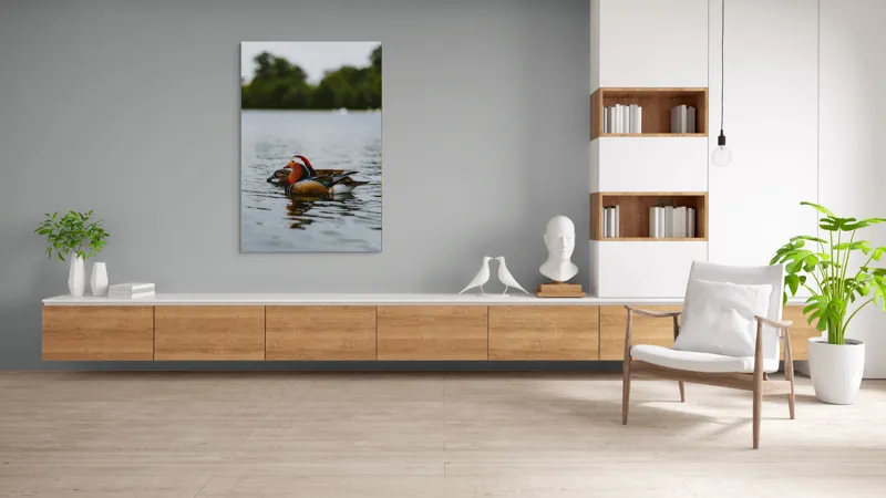 Tablou Canvas, "Rațe mandarine pe lac liniștit", Rațe, Apă, Lac, Pădure, Natură, Pene, Calm, Reflexie, Verde, Plutire, 100 x 150 cm – poza 8