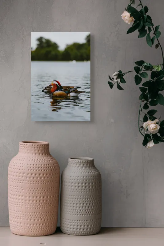 Tablou Canvas, "Rațe mandarine pe lac liniștit", Rațe, Apă, Lac, Pădure, Natură, Pene, Calm, Reflexie, Verde, Plutire, 26 x 39 cm – poza 6