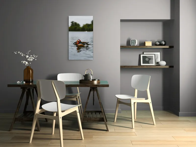 Tablou Canvas, "Rațe mandarine pe lac liniștit", Rațe, Apă, Lac, Pădure, Natură, Pene, Calm, Reflexie, Verde, Plutire, 50 x 90 cm – poza 4