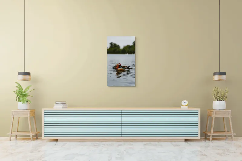 Tablou Canvas, "Rațe mandarine pe lac liniștit", Rațe, Apă, Lac, Pădure, Natură, Pene, Calm, Reflexie, Verde, Plutire, 50 x 90 cm – poza 6