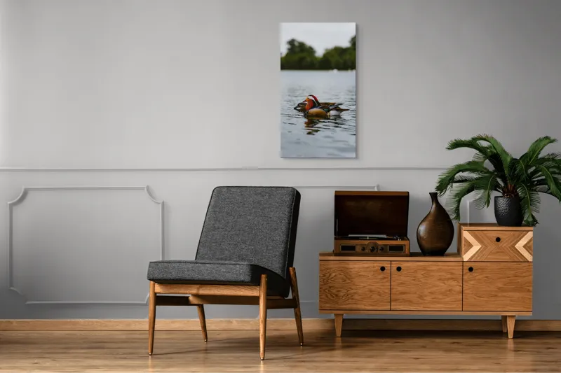 Tablou Canvas, "Rațe mandarine pe lac liniștit", Rațe, Apă, Lac, Pădure, Natură, Pene, Calm, Reflexie, Verde, Plutire, 50 x 90 cm – poza 8