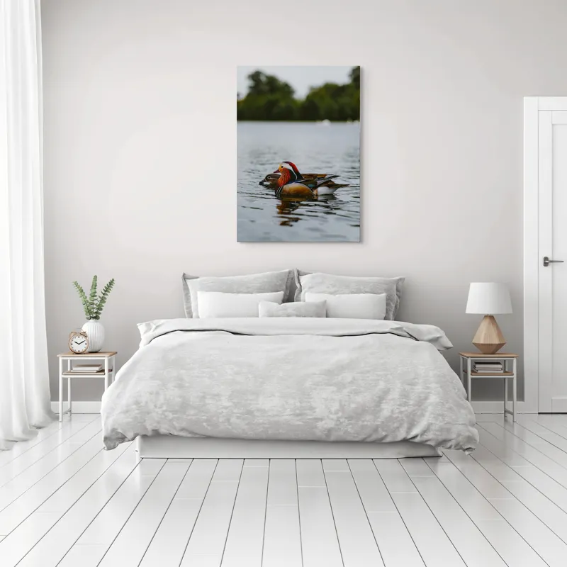 Tablou Canvas, "Rațe mandarine pe lac liniștit", Rațe, Apă, Lac, Pădure, Natură, Pene, Calm, Reflexie, Verde, Plutire, 70 x 100 cm – poza 3