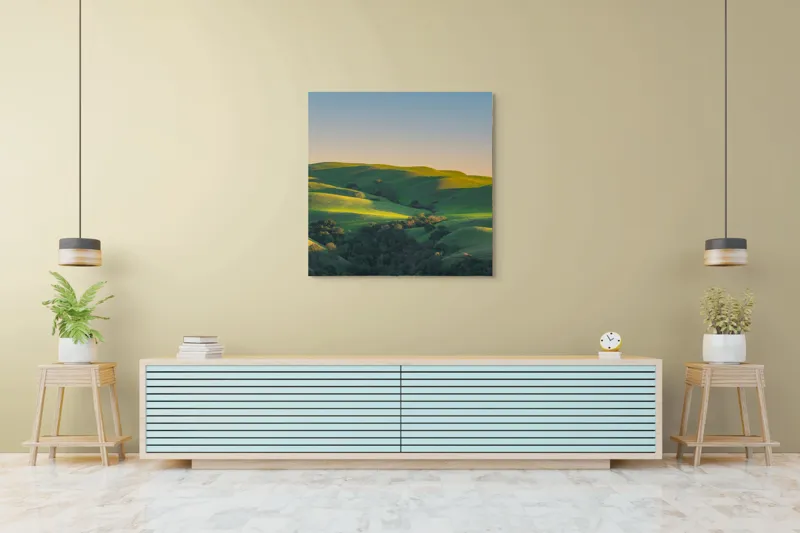 Tablou Canvas, "Colinele verzi sub cerul senin", Verde, Coline, Apus, Peisaj, Armonie, Natură, Liniște, Lumini, Umbre, 100 x 100 cm – poza 5