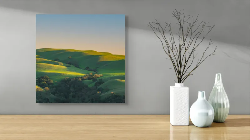 Tablou Canvas, "Colinele verzi sub cerul senin", Verde, Coline, Apus, Peisaj, Armonie, Natură, Liniște, Lumini, Umbre, 50 x 50 cm – poza 3