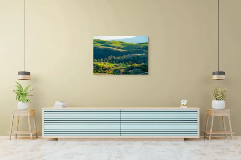 Tablou Canvas, "Culorile verzi ale dealurilor îmbrățișate", Verdant, Coline, Luminos, Arbori, Peisaj, Vale, Natură, Liniște, 100 x 70 cm – poza 4