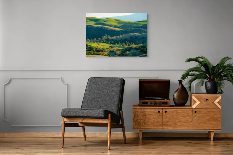 Tablou Canvas, "Culorile verzi ale dealurilor îmbrățișate", Verdant, Coline, Luminos, Arbori, Peisaj, Vale, Natură, Liniște, 100 x 70 cm – poza 8