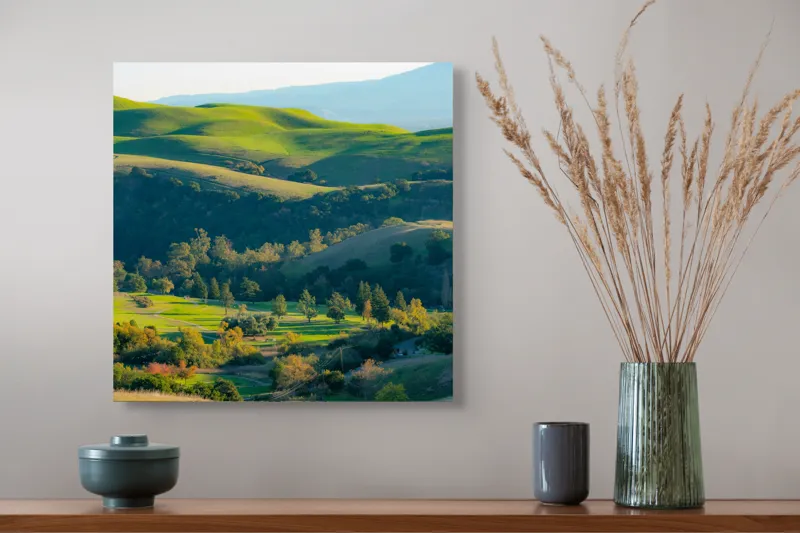 Tablou Canvas, "Culorile verzi ale dealurilor îmbrățișate", Verdant, Coline, Luminos, Arbori, Peisaj, Vale, Natură, Liniște, 50 x 50 cm – poza 4