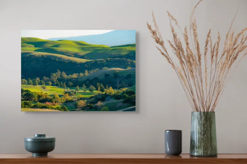 Tablou Canvas, "Culorile verzi ale dealurilor îmbrățișate", Verdant, Coline, Luminos, Arbori, Peisaj, Vale, Natură, Liniște, 54 x 39 cm – poza 4