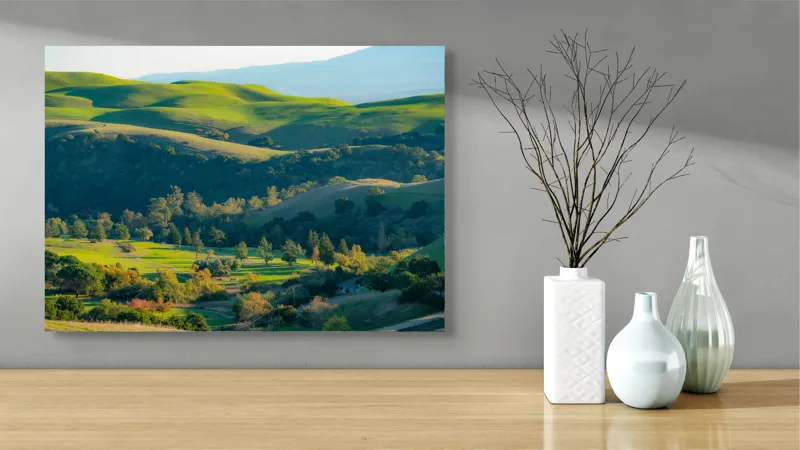 Tablou Canvas, "Culorile verzi ale dealurilor îmbrățișate", Verdant, Coline, Luminos, Arbori, Peisaj, Vale, Natură, Liniște, 70 x 50 cm – poza 3