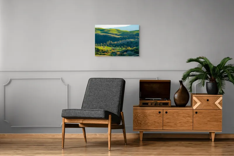 Tablou Canvas, "Culorile verzi ale dealurilor îmbrățișate", Verdant, Coline, Luminos, Arbori, Peisaj, Vale, Natură, Liniște, 70 x 50 cm – poza 4