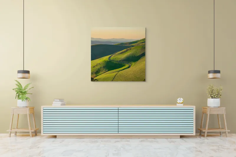 Tablou Canvas, "Drumul sinuos printre coline verzi", Peisaj, Coline, Drum, Apus, Verde, Cer, Pădure, Orizont, Lumină, Natură, 100 x 100 cm – poza 5