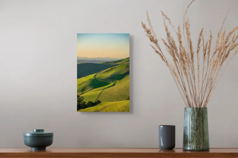 Tablou Canvas, "Drumul sinuos printre coline verzi", Peisaj, Coline, Drum, Apus, Verde, Cer, Pădure, Orizont, Lumină, Natură, 26 x 39 cm – poza 5