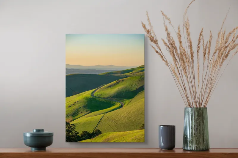 Tablou Canvas, "Drumul sinuos printre coline verzi", Peisaj, Coline, Drum, Apus, Verde, Cer, Pădure, Orizont, Lumină, Natură, 39 x 54 cm – poza 3