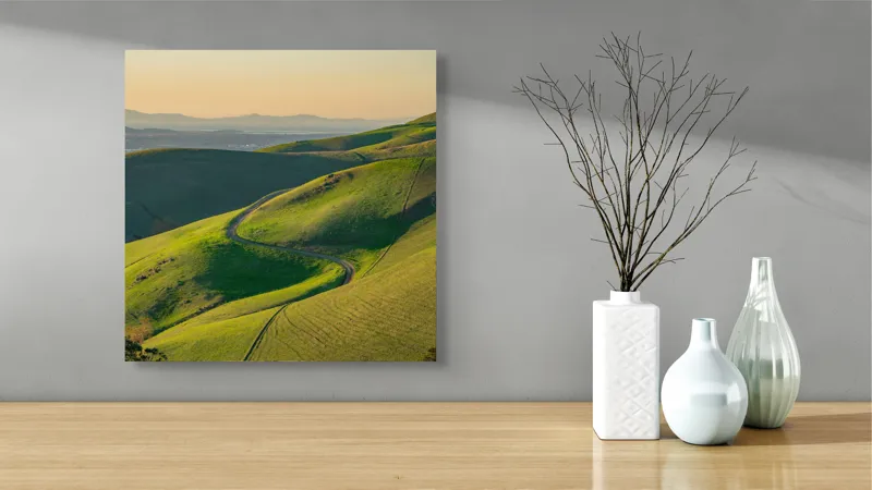 Tablou Canvas, "Drumul sinuos printre coline verzi", Peisaj, Coline, Drum, Apus, Verde, Cer, Pădure, Orizont, Lumină, Natură, 50 x 50 cm – poza 3