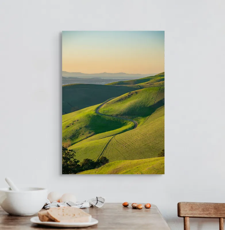 Tablou Canvas, "Drumul sinuos printre coline verzi", Peisaj, Coline, Drum, Apus, Verde, Cer, Pădure, Orizont, Lumină, Natură, 50 x 70 cm – poza 3
