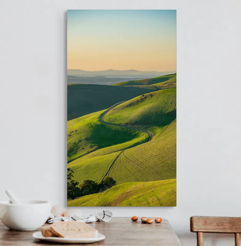 Tablou Canvas, "Drumul sinuos printre coline verzi", Peisaj, Coline, Drum, Apus, Verde, Cer, Pădure, Orizont, Lumină, Natură, 50 x 90 cm – poza 3