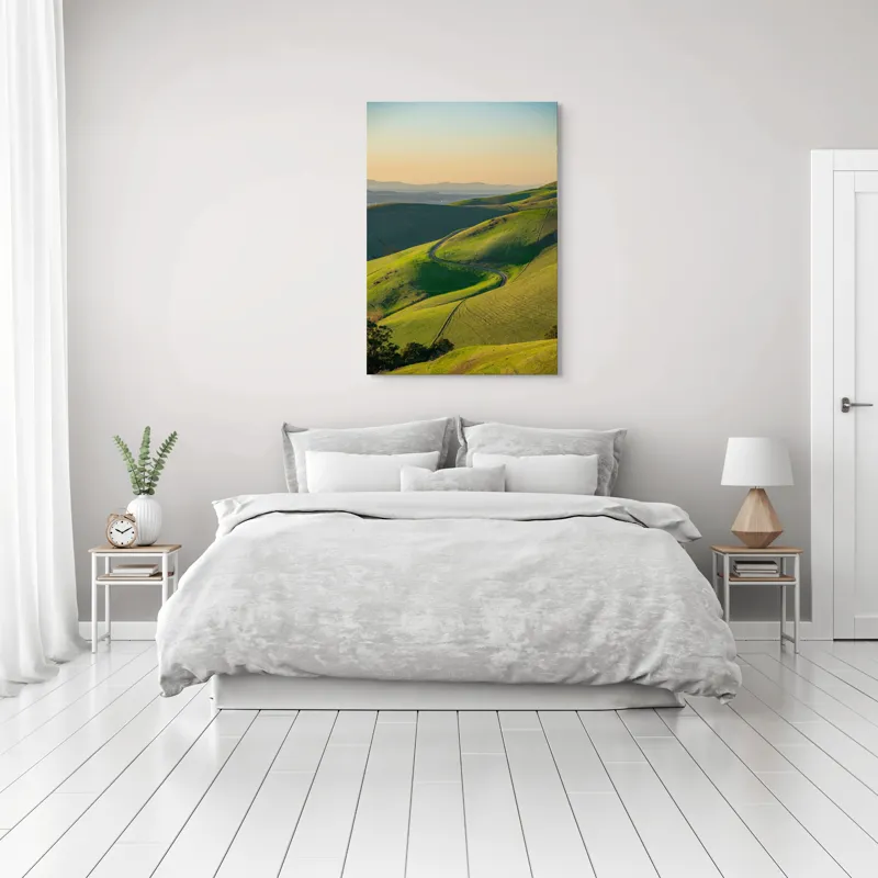 Tablou Canvas, "Drumul sinuos printre coline verzi", Peisaj, Coline, Drum, Apus, Verde, Cer, Pădure, Orizont, Lumină, Natură, 70 x 100 cm – poza 3