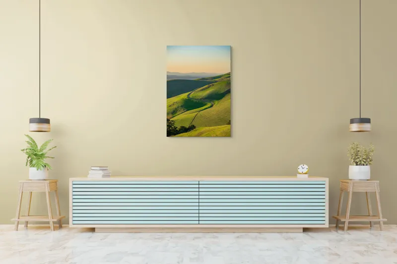 Tablou Canvas, "Drumul sinuos printre coline verzi", Peisaj, Coline, Drum, Apus, Verde, Cer, Pădure, Orizont, Lumină, Natură, 70 x 100 cm – poza 5
