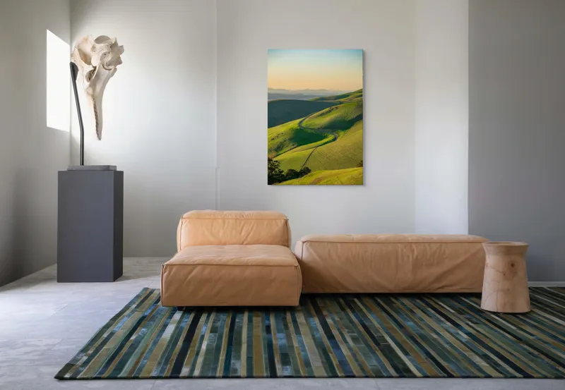 Tablou Canvas, "Drumul sinuos printre coline verzi", Peisaj, Coline, Drum, Apus, Verde, Cer, Pădure, Orizont, Lumină, Natură, 70 x 100 cm – poza 7