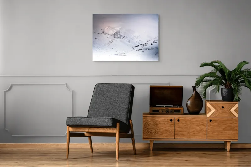 Tablou Canvas, "Iarna învăluind munții în tăcere albă", Alb, Înghețat, Montan, Tranquil, Vast, Izolat, Rece, Înfășurat, 100 x 70 cm – poza 8
