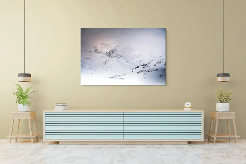 Tablou Canvas, "Iarna învăluind munții în tăcere albă", Alb, Înghețat, Montan, Tranquil, Vast, Izolat, Rece, Înfășurat, 150 x 100 cm – poza 6
