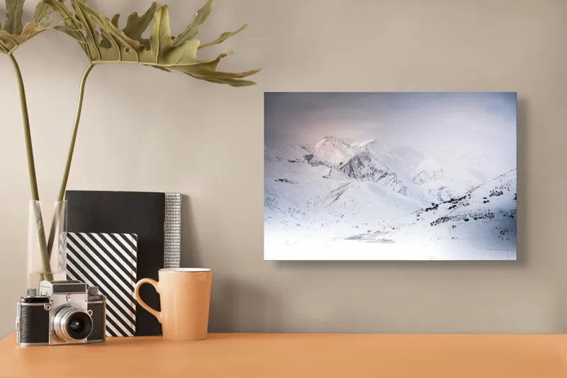 Tablou Canvas, "Iarna învăluind munții în tăcere albă", Alb, Înghețat, Montan, Tranquil, Vast, Izolat, Rece, Înfășurat, 39 x 26 cm – poza 3
