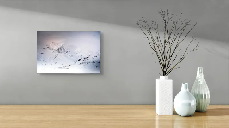 Tablou Canvas, "Iarna învăluind munții în tăcere albă", Alb, Înghețat, Montan, Tranquil, Vast, Izolat, Rece, Înfășurat, 39 x 26 cm – poza 8
