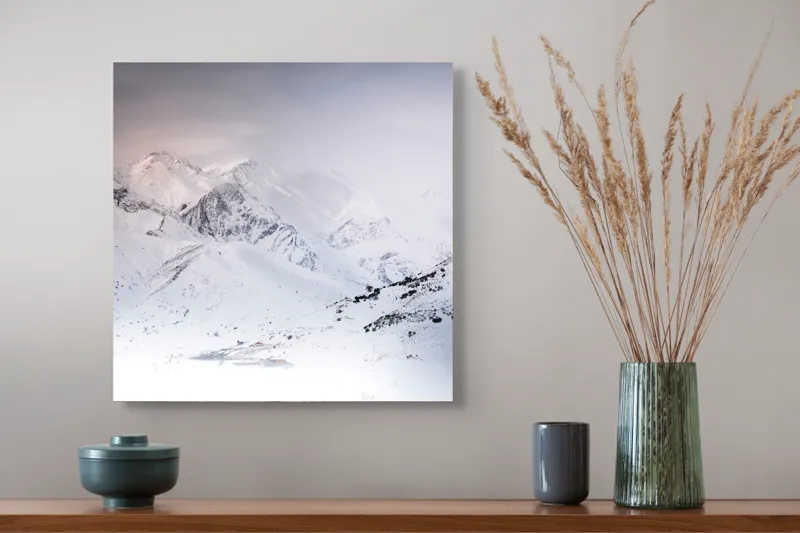 Tablou Canvas, "Iarna învăluind munții în tăcere albă", Alb, Înghețat, Montan, Tranquil, Vast, Izolat, Rece, Înfășurat, 50 x 50 cm – poza 4