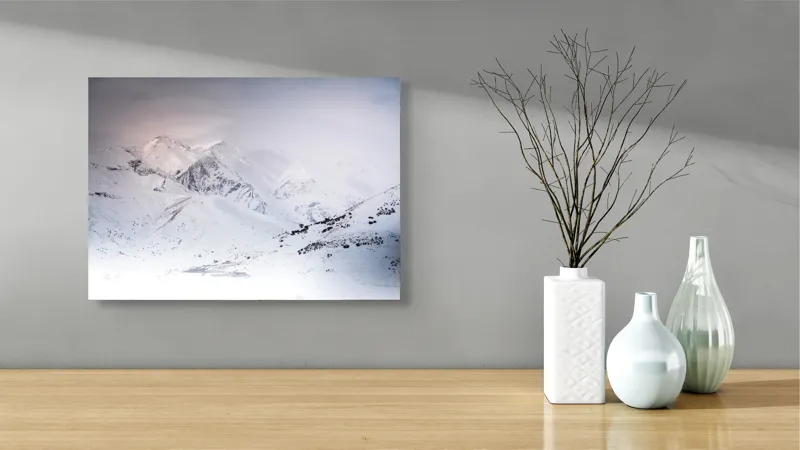 Tablou Canvas, "Iarna învăluind munții în tăcere albă", Alb, Înghețat, Montan, Tranquil, Vast, Izolat, Rece, Înfășurat, 54 x 39 cm – poza 3