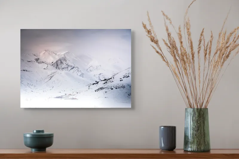 Tablou Canvas, "Iarna învăluind munții în tăcere albă", Alb, Înghețat, Montan, Tranquil, Vast, Izolat, Rece, Înfășurat, 54 x 39 cm – poza 4