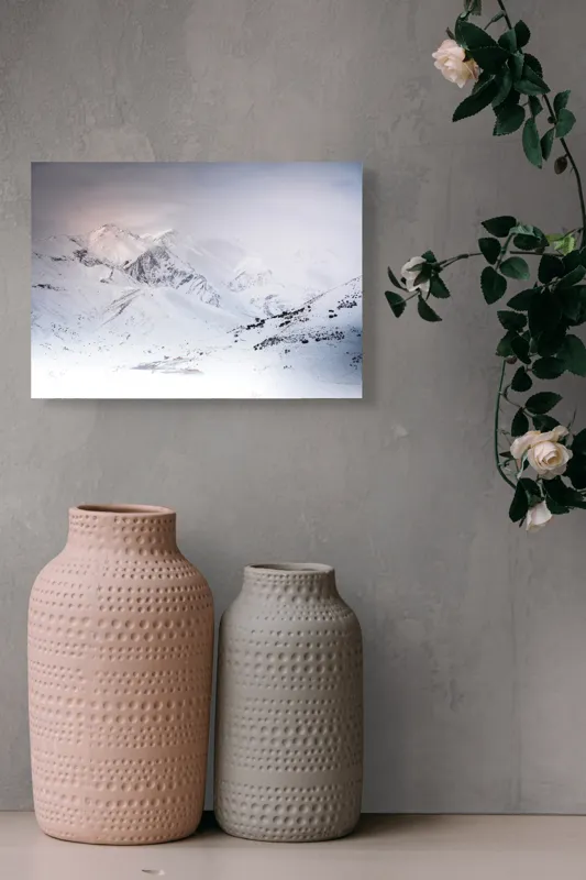 Tablou Canvas, "Iarna învăluind munții în tăcere albă", Alb, Înghețat, Montan, Tranquil, Vast, Izolat, Rece, Înfășurat, 54 x 39 cm – poza 8