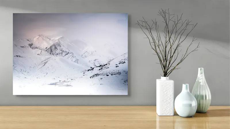 Tablou Canvas, "Iarna învăluind munții în tăcere albă", Alb, Înghețat, Montan, Tranquil, Vast, Izolat, Rece, Înfășurat, 70 x 50 cm – poza 3