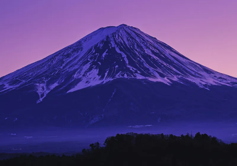 Tablou Canvas, "Frumusețea misterioasă a muntelui Fuji", Munte, Fuji, Purpură, Zăpadă, Cer, Noapte, Frig, Japan, Pitoresc, Natură, 100 x 70 cm – poza 2