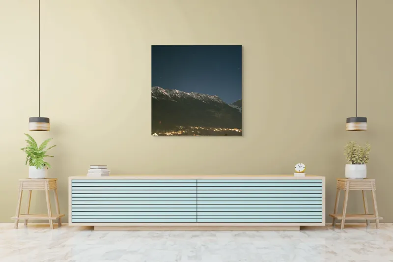 Tablou Canvas, "Luminile orașului la poalele munților", Munți, Noapte, Stele, Lumină, Orizont, Zăpadă, Cer, Natură, Lumină, Răcoare, 100 x 100 cm – poza 5