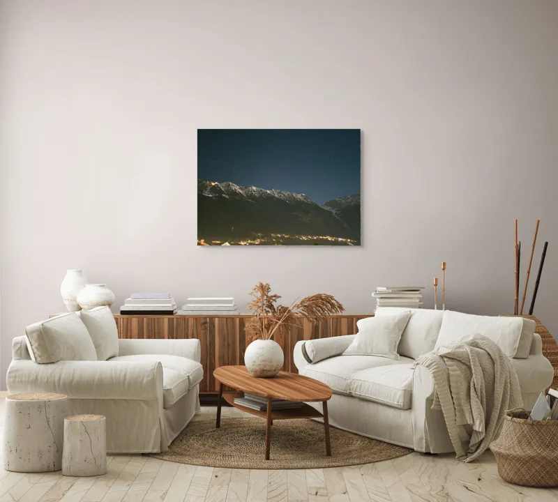 Tablou Canvas, "Luminile orașului la poalele munților", Munți, Noapte, Stele, Lumină, Orizont, Zăpadă, Cer, Natură, Lumină, Răcoare, 100 x 70 cm – poza 3