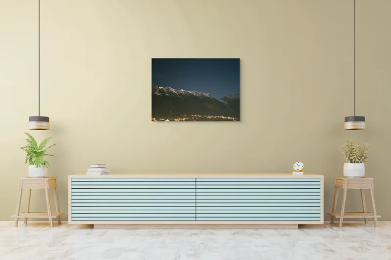 Tablou Canvas, "Luminile orașului la poalele munților", Munți, Noapte, Stele, Lumină, Orizont, Zăpadă, Cer, Natură, Lumină, Răcoare, 100 x 70 cm – poza 4