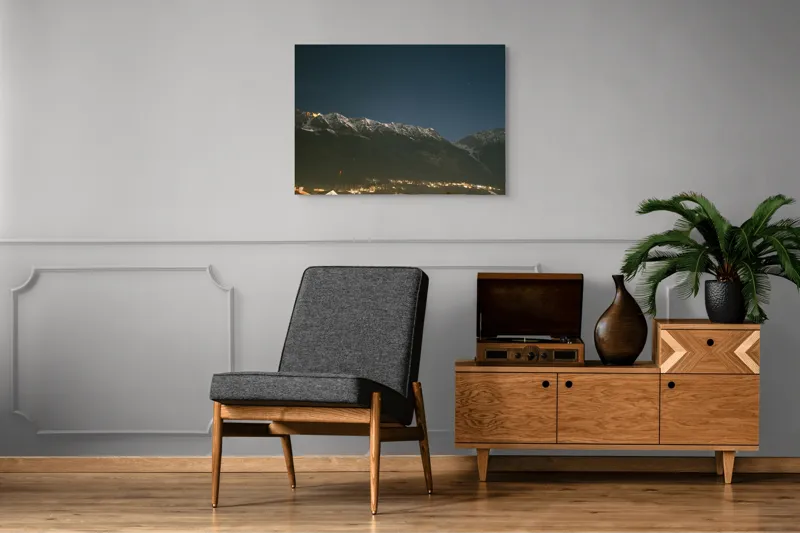 Tablou Canvas, "Luminile orașului la poalele munților", Munți, Noapte, Stele, Lumină, Orizont, Zăpadă, Cer, Natură, Lumină, Răcoare, 100 x 70 cm – poza 8
