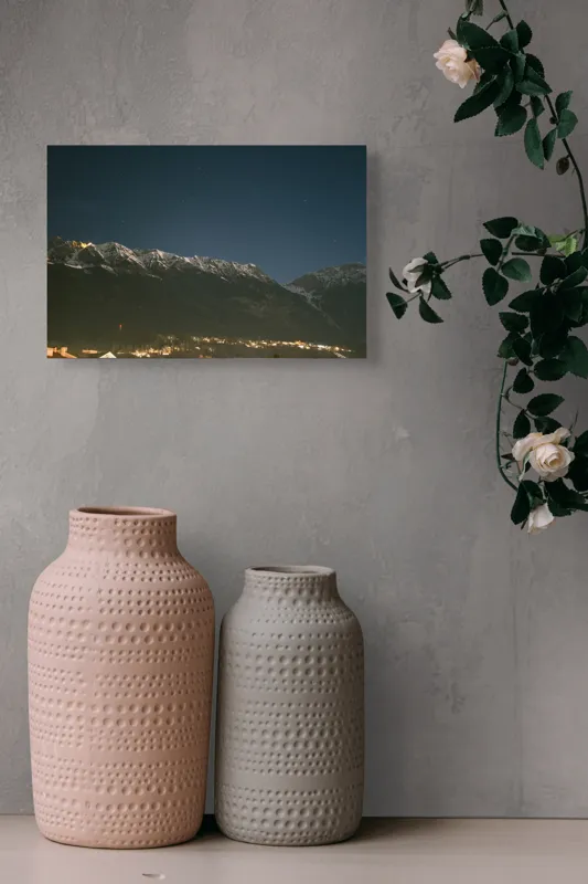 Tablou Canvas, "Luminile orașului la poalele munților", Munți, Noapte, Stele, Lumină, Orizont, Zăpadă, Cer, Natură, Lumină, Răcoare, 39 x 26 cm – poza 4